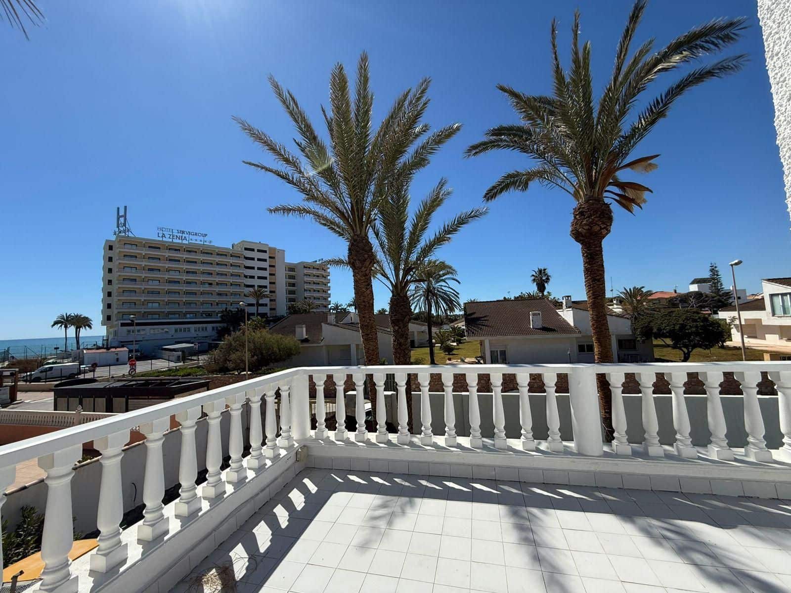 4 sypialnia Willa do wynajęcia w La Zenia z basenem garażem - 2 500 € (Ref: 9953678)