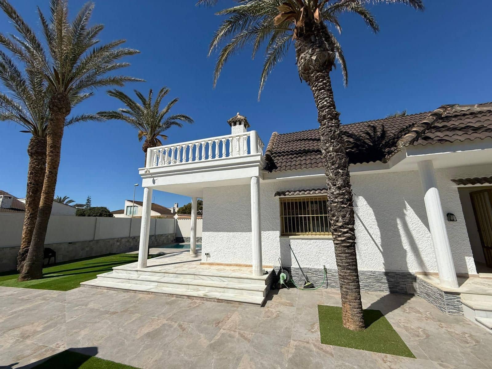 4 sypialnia Willa do wynajęcia w La Zenia z basenem garażem - 2 500 € (Ref: 9953678)
