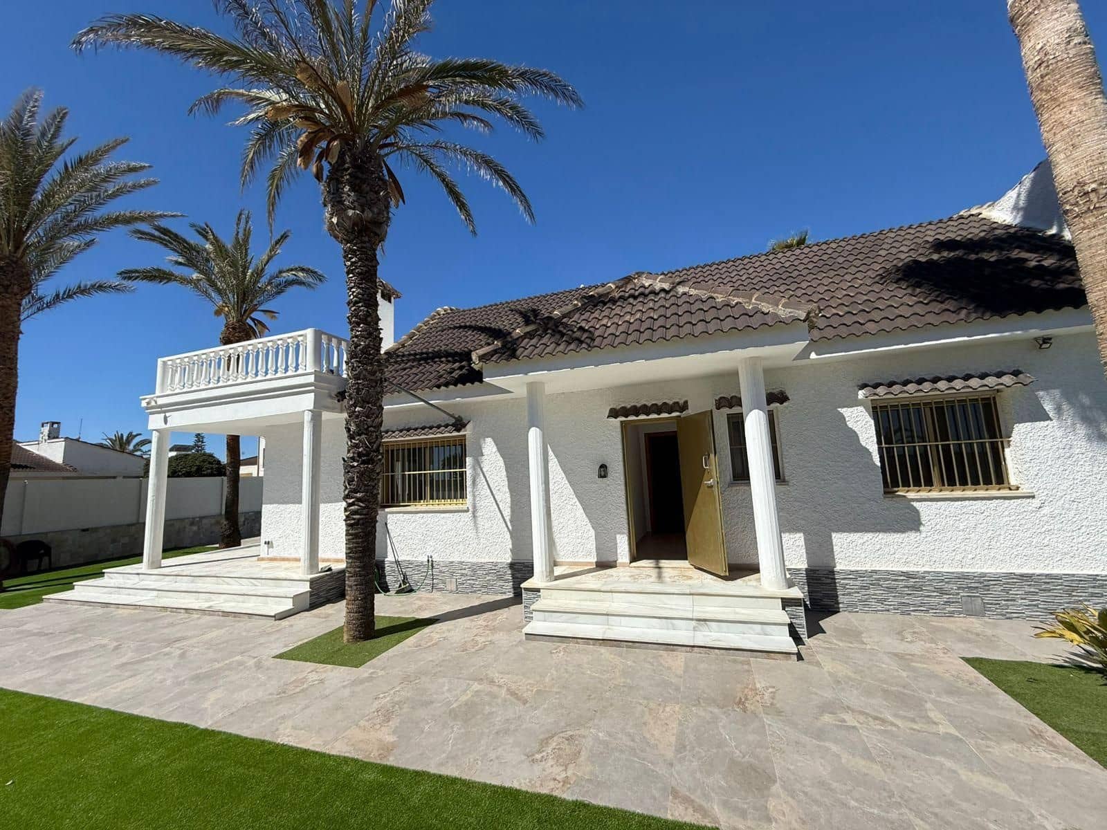 4 sypialnia Willa do wynajęcia w La Zenia z basenem garażem - 2 500 € (Ref: 9953678)