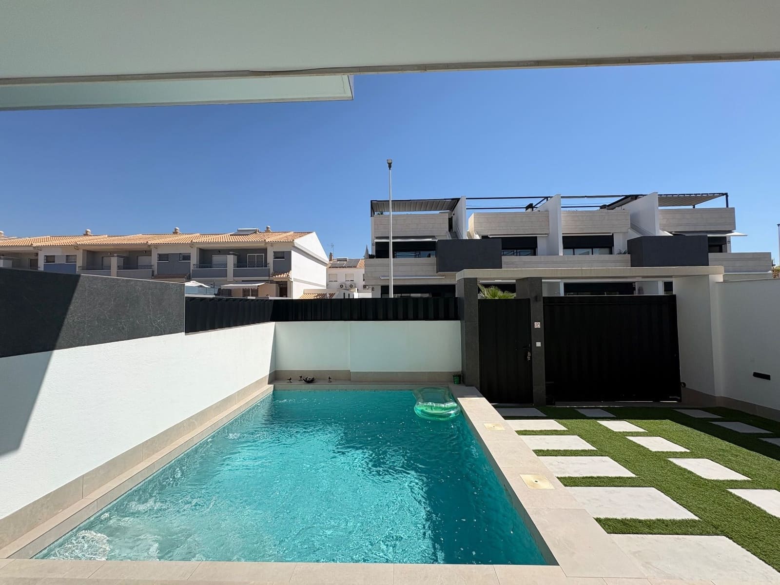 2 quarto Bungalow para arrendar em Pilar de la Horadada com piscina garagem - 1 500 € (Ref: 9953680)