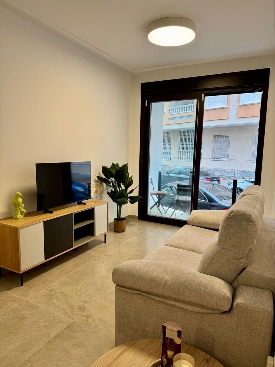 1 soveværelse Lejlighed til leje i Torrevieja med swimmingpool - € 850 (Ref: 9969177)