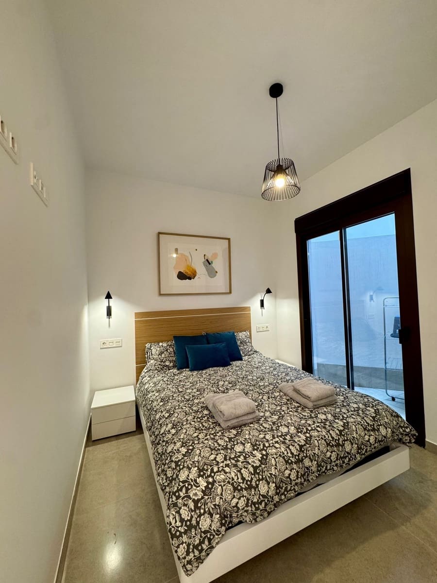1 soveværelse Lejlighed til leje i Torrevieja med swimmingpool - € 850 (Ref: 9969177)