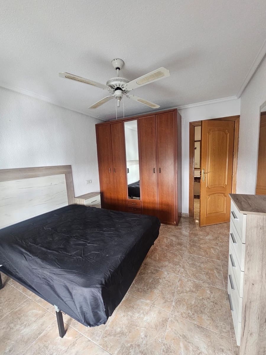 3 soveværelse Lejlighed til leje i Torrevieja - € 900 (Ref: 9974634)