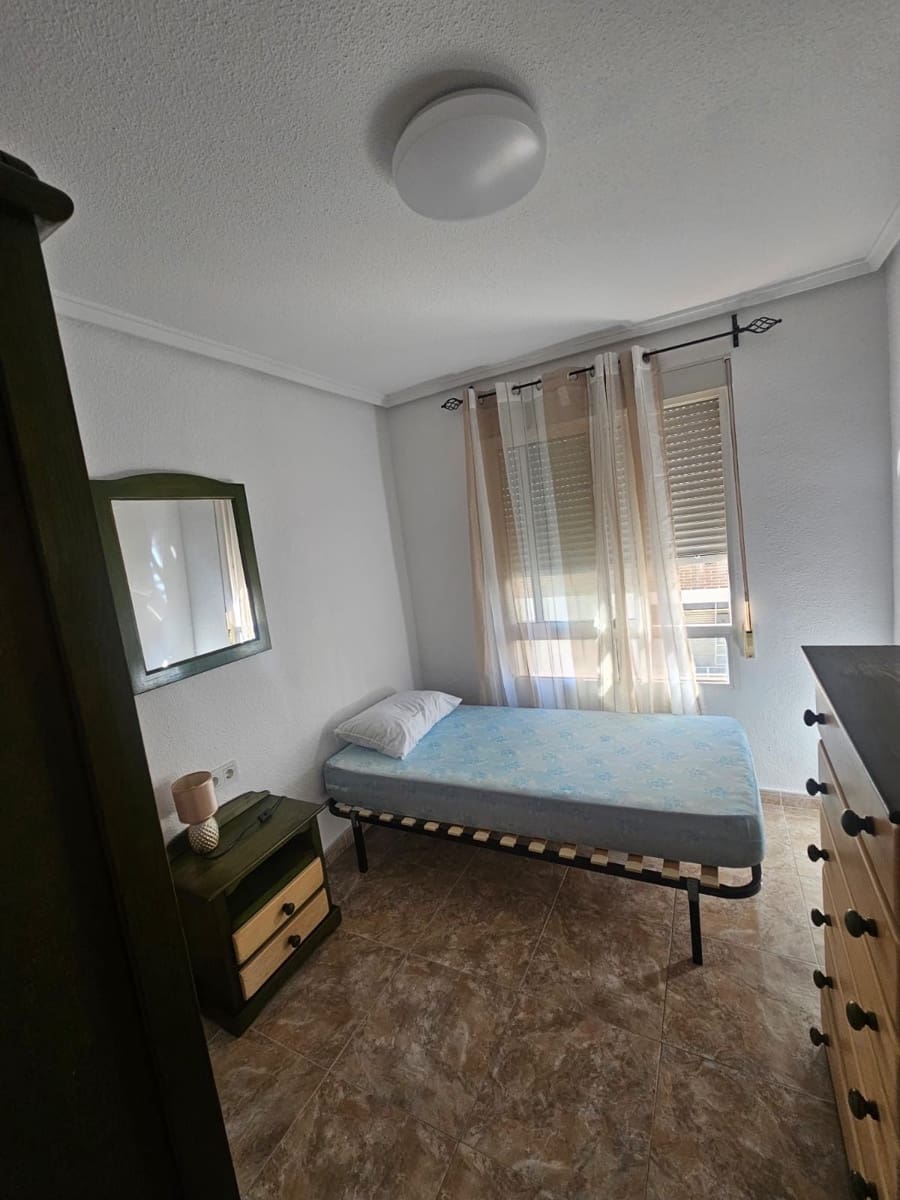3 soveværelse Lejlighed til leje i Torrevieja - € 900 (Ref: 9974634)
