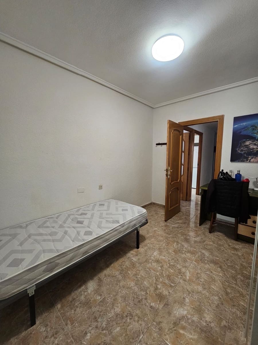 3 soveværelse Lejlighed til leje i Torrevieja - € 900 (Ref: 9974634)