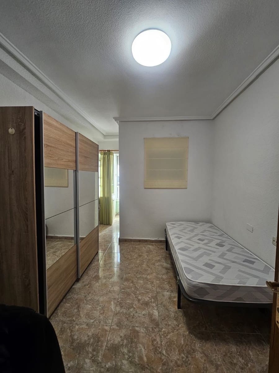 3 soveværelse Lejlighed til leje i Torrevieja - € 900 (Ref: 9974634)