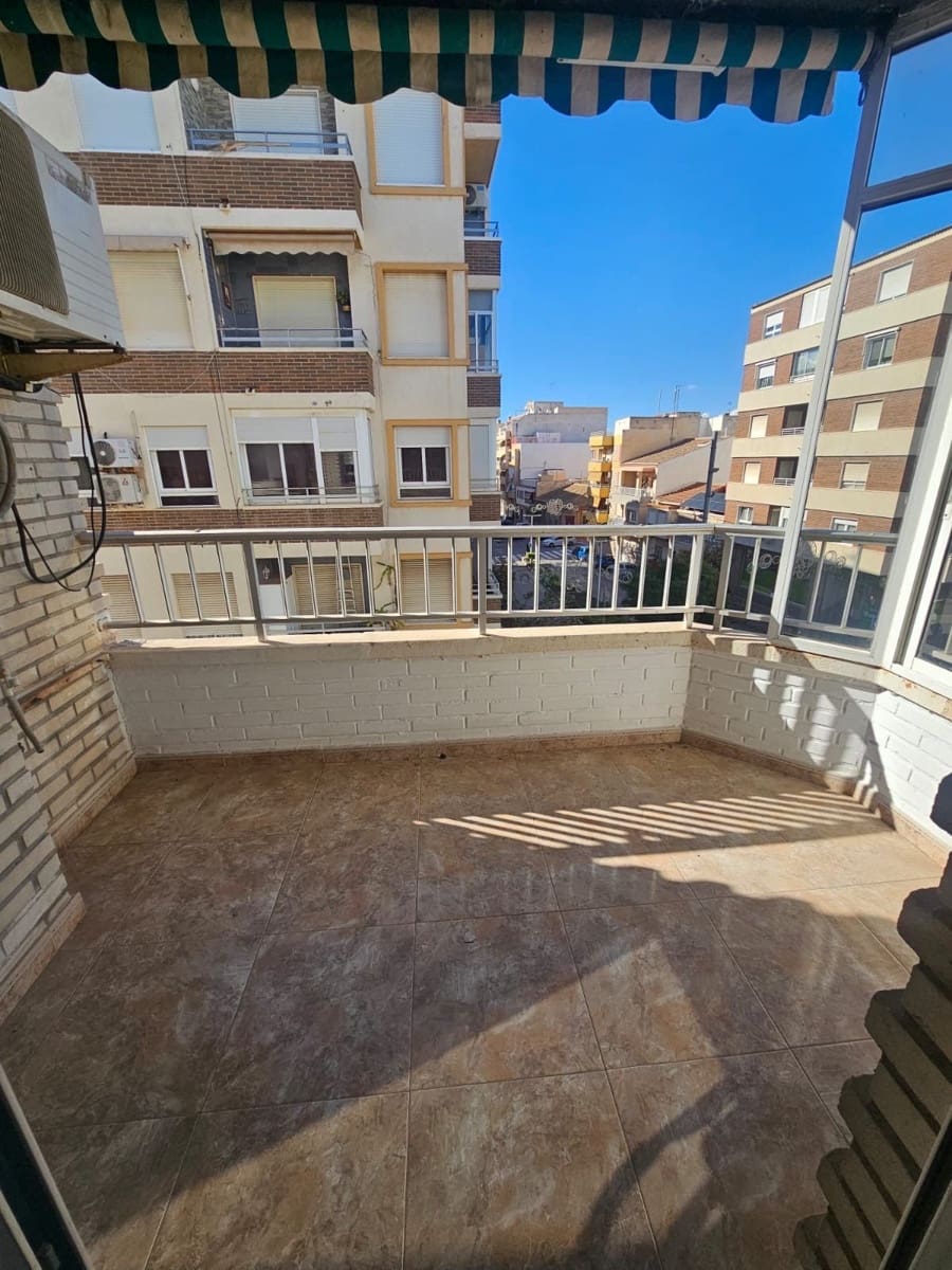 3 soveværelse Lejlighed til leje i Torrevieja - € 900 (Ref: 9974634)