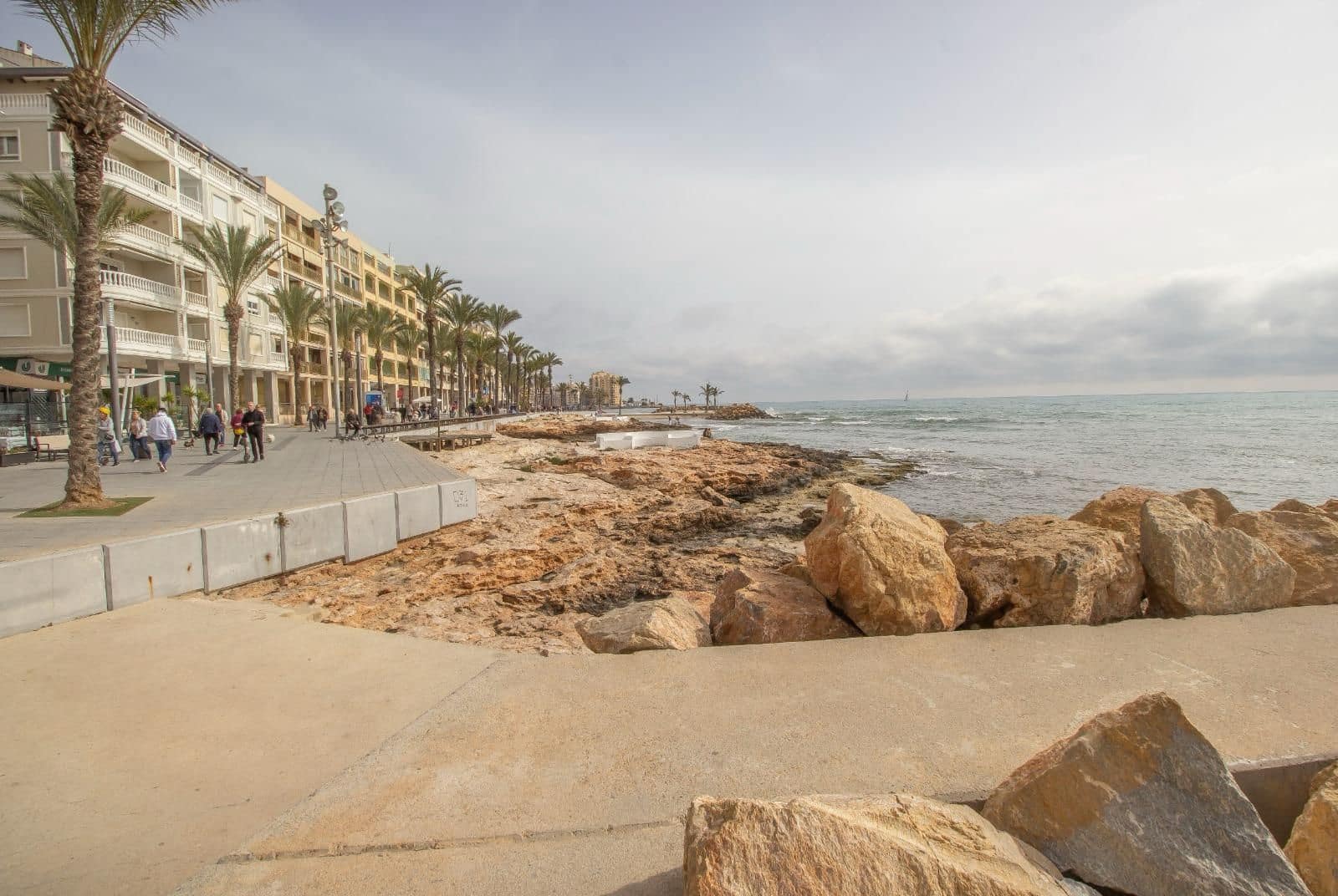 4 quarto Apartamento para arrendar em Torrevieja - 1 350 € (Ref: 9984325)