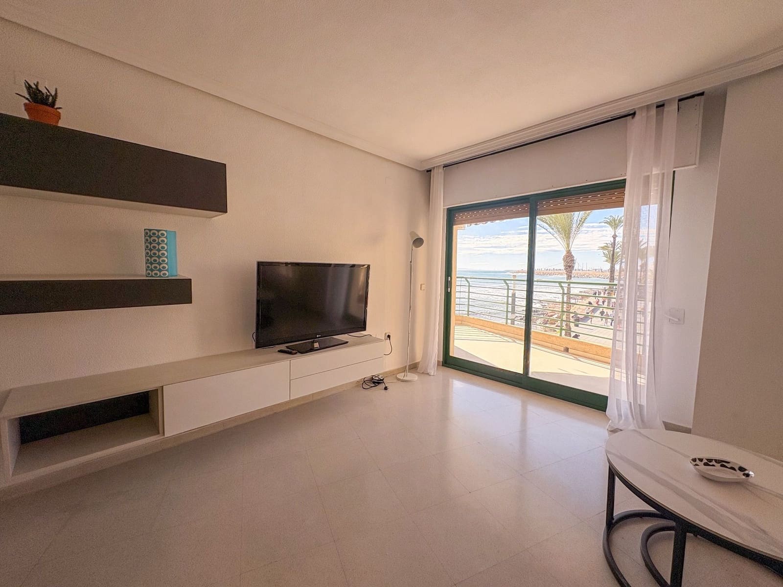 4 quarto Apartamento para arrendar em Torrevieja - 1 350 € (Ref: 9984325)