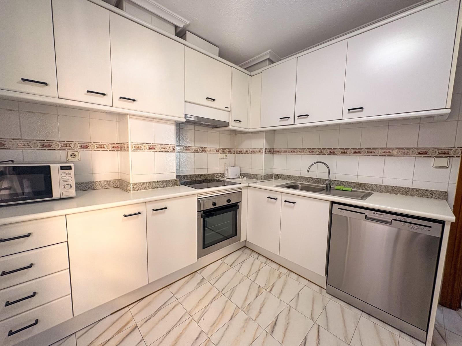 4 quarto Apartamento para arrendar em Torrevieja - 1 350 € (Ref: 9984325)