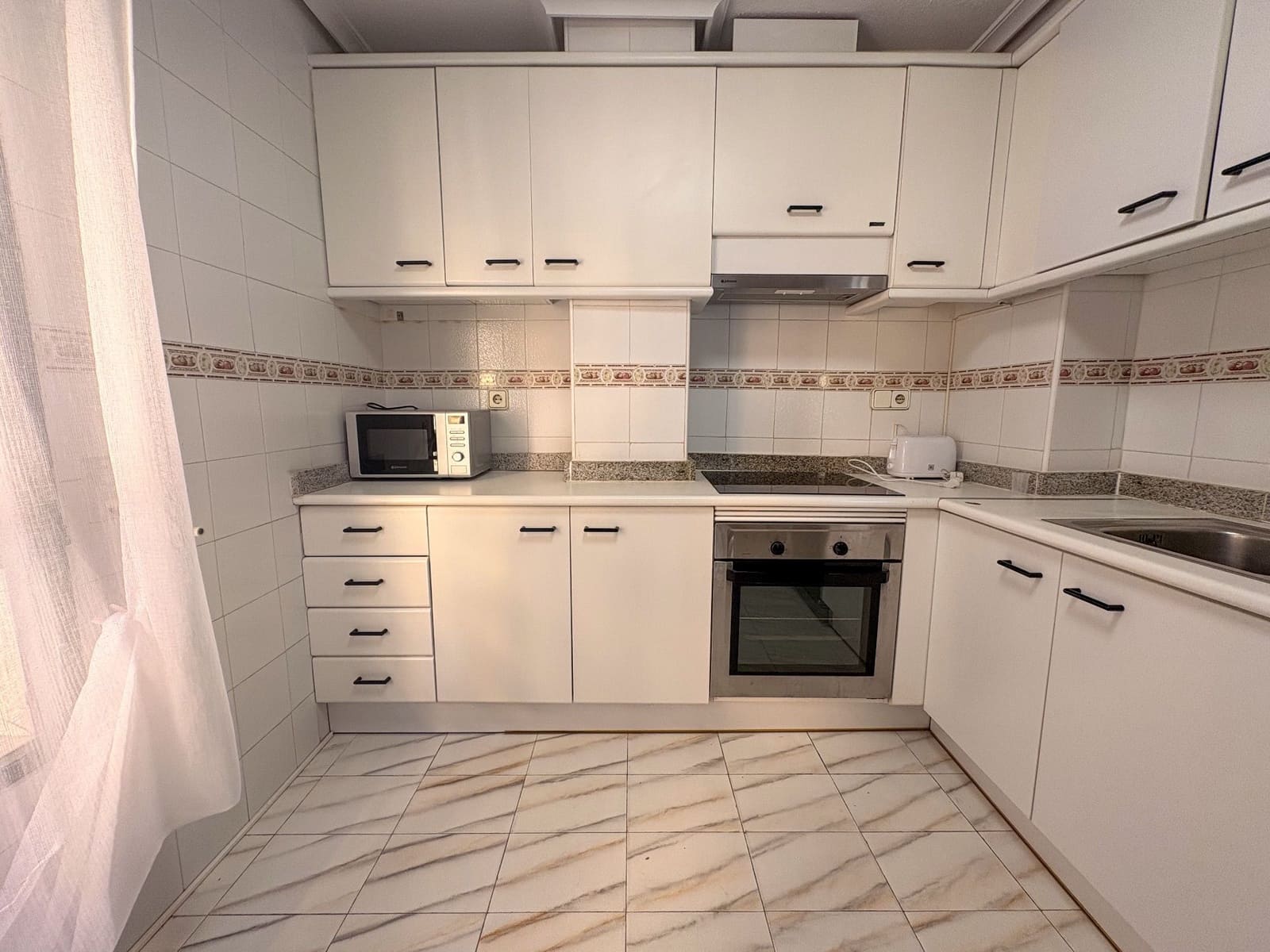 4 quarto Apartamento para arrendar em Torrevieja - 1 350 € (Ref: 9984325)