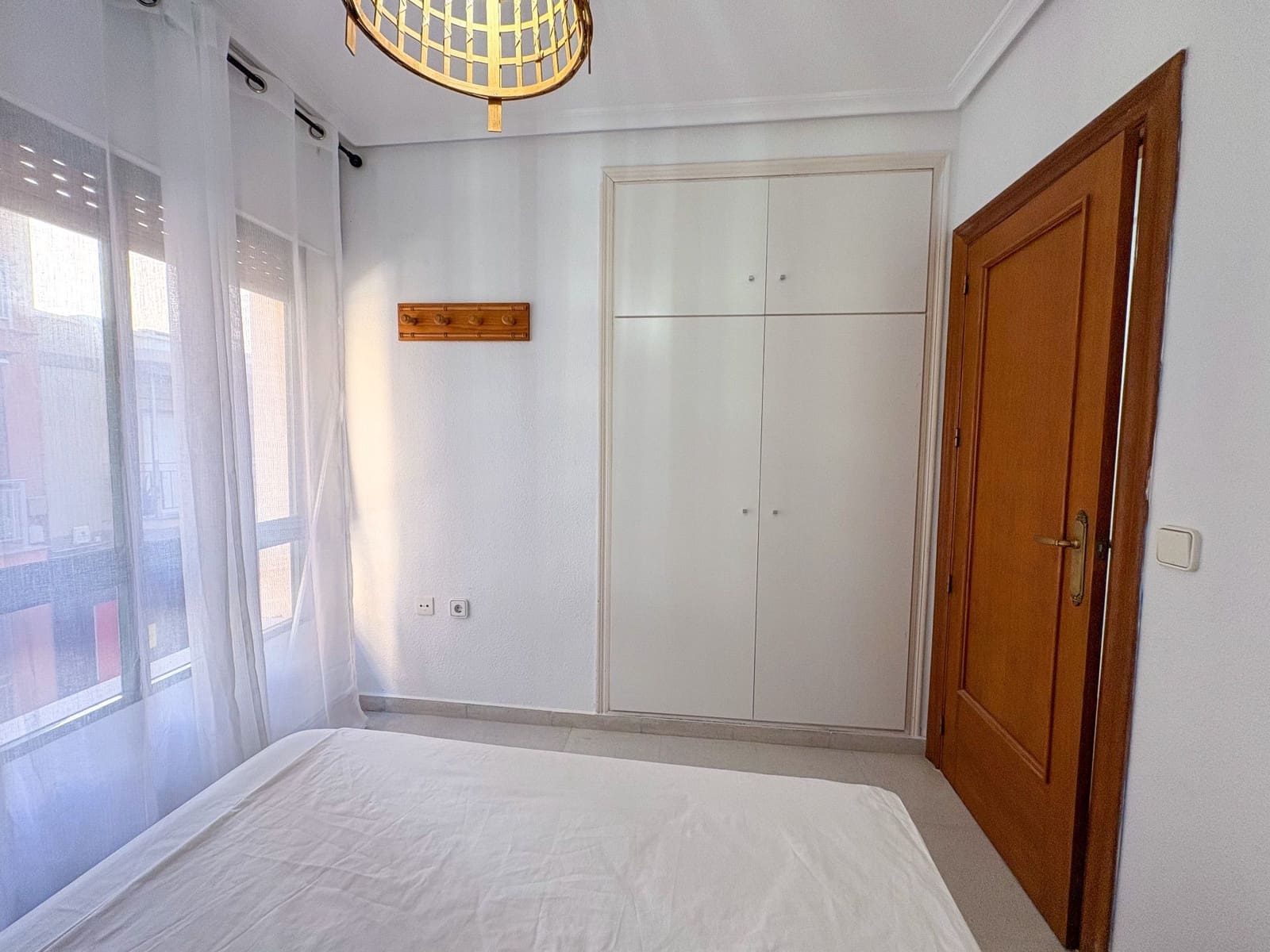 4 quarto Apartamento para arrendar em Torrevieja - 1 350 € (Ref: 9984325)