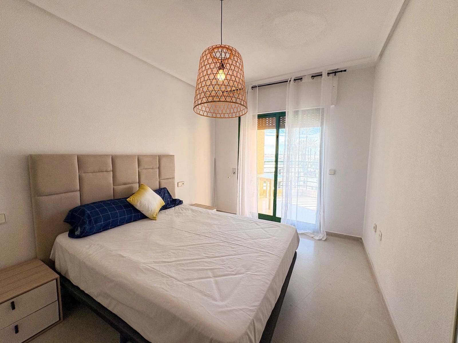 4 quarto Apartamento para arrendar em Torrevieja - 1 350 € (Ref: 9984325)