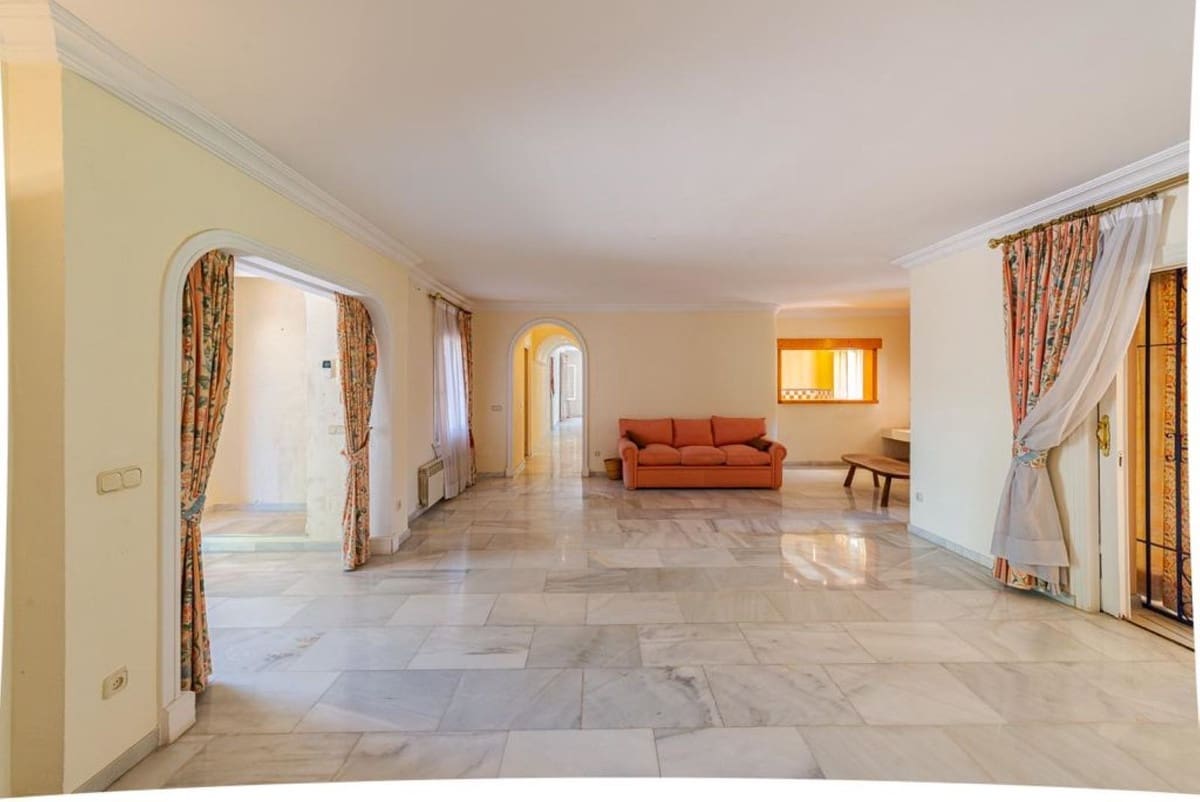 5 bedroom Villa for sale in Estepona with pool - € 1,750,000 (Ref: 9077150)