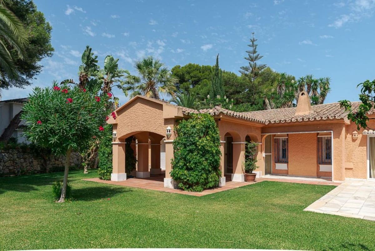 5 bedroom Villa for sale in Estepona with pool - € 1,750,000 (Ref: 9077150)