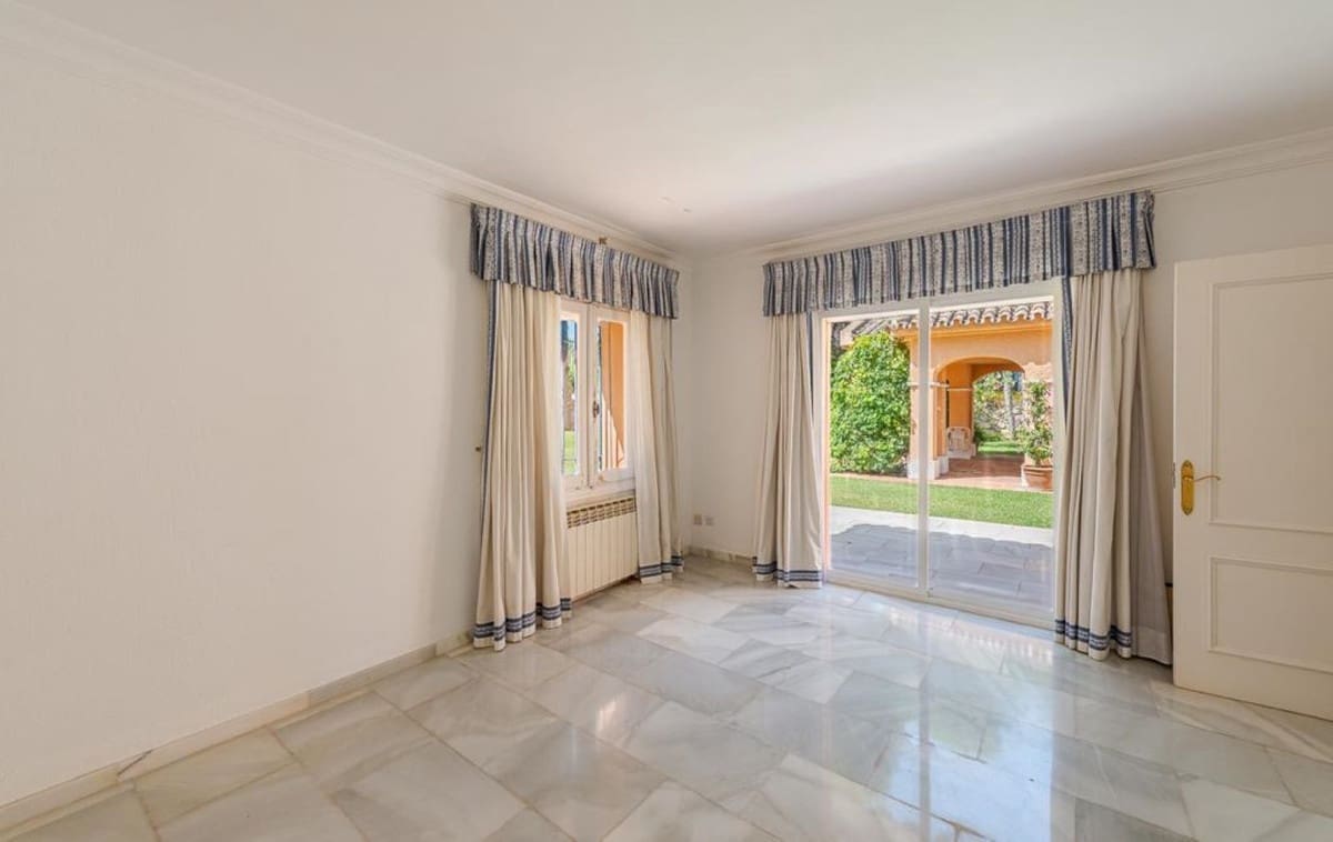 5 bedroom Villa for sale in Estepona with pool - € 1,750,000 (Ref: 9077150)