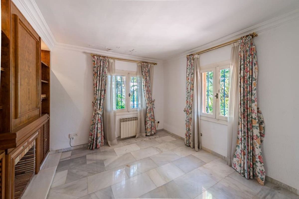 5 bedroom Villa for sale in Estepona with pool - € 1,750,000 (Ref: 9077150)