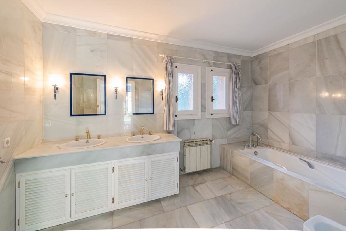 5 bedroom Villa for sale in Estepona with pool - € 1,750,000 (Ref: 9077150)