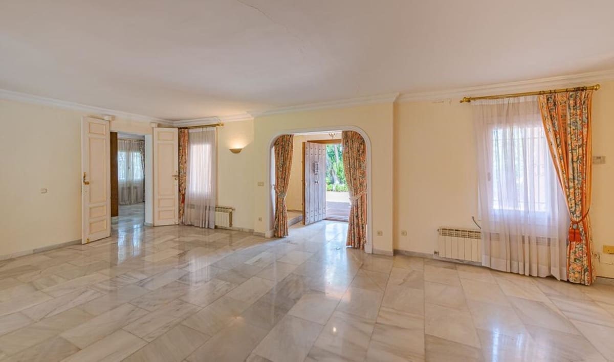 5 bedroom Villa for sale in Estepona with pool - € 1,750,000 (Ref: 9077150)