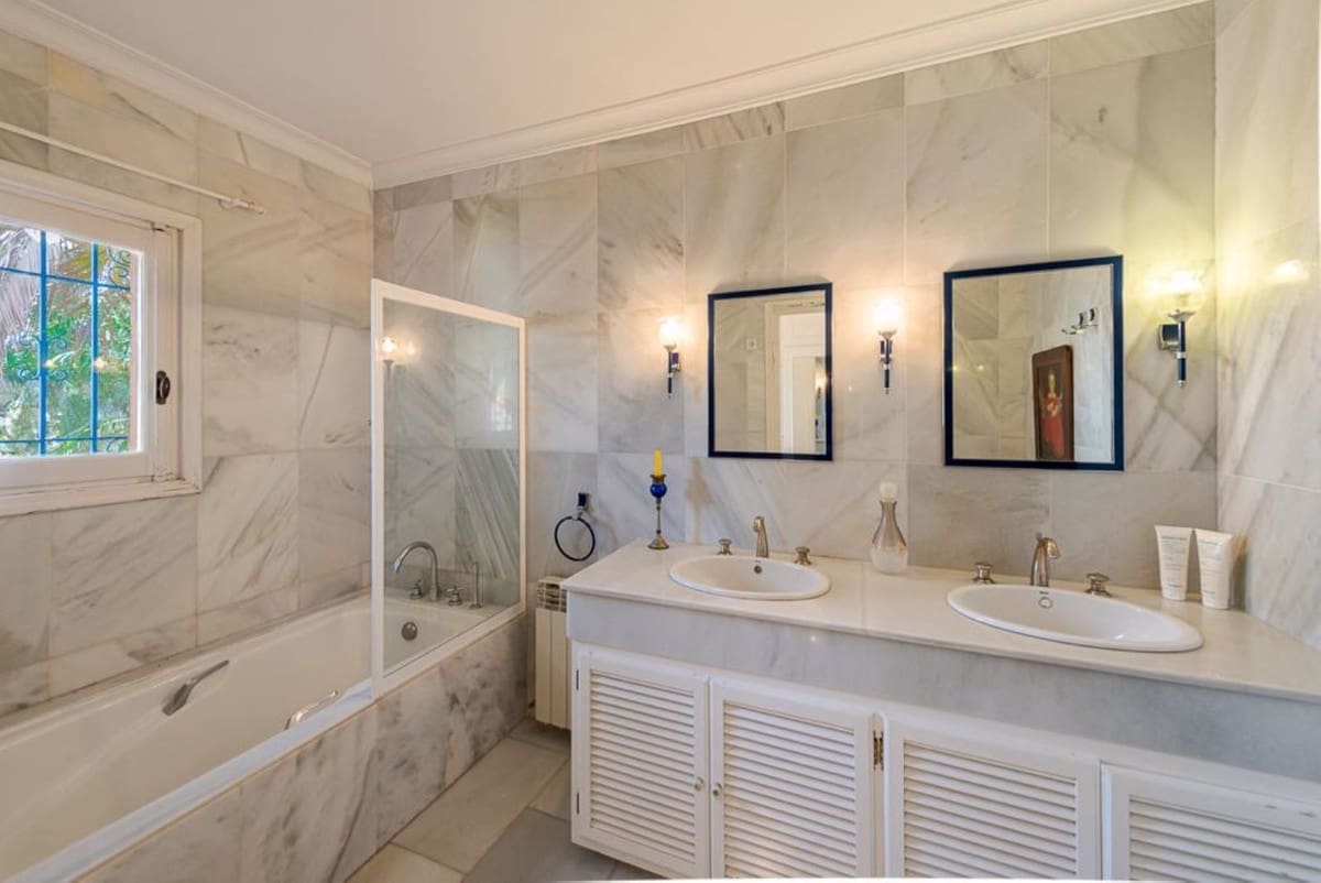 5 bedroom Villa for sale in Estepona with pool - € 1,750,000 (Ref: 9077150)