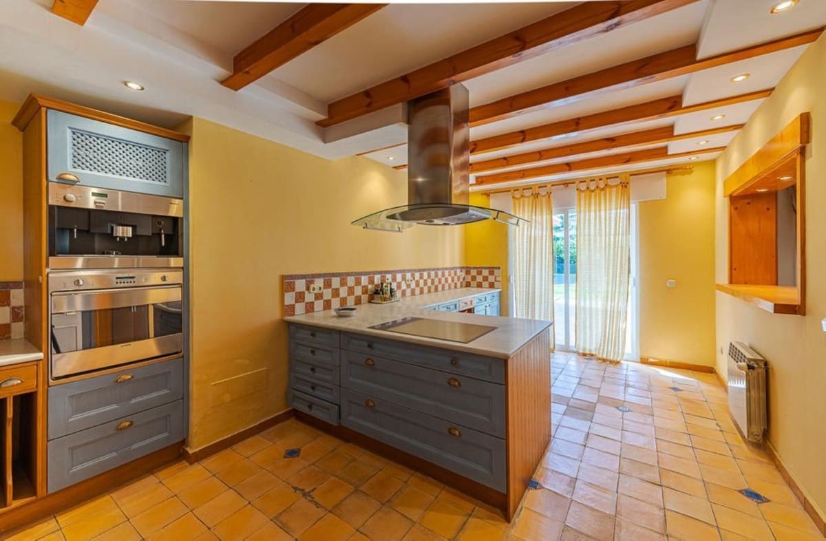 5 bedroom Villa for sale in Estepona with pool - € 1,750,000 (Ref: 9077150)