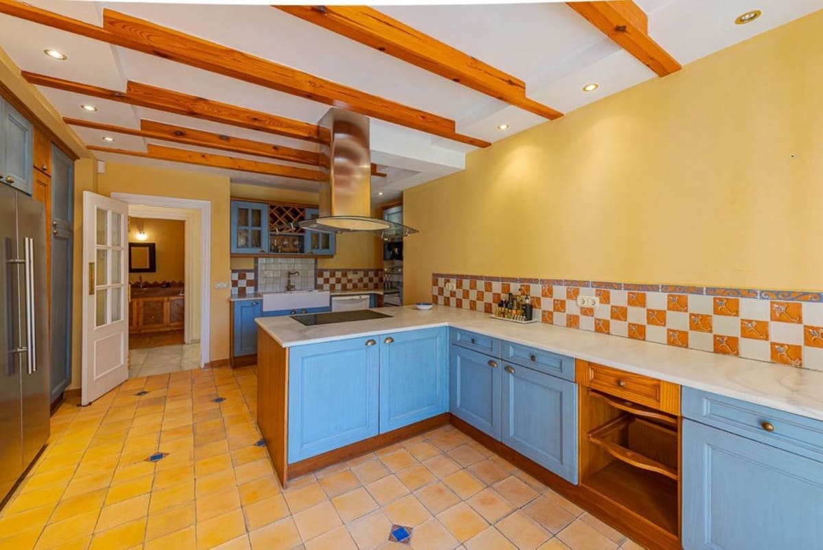 5 bedroom Villa for sale in Estepona with pool - € 1,750,000 (Ref: 9077150)