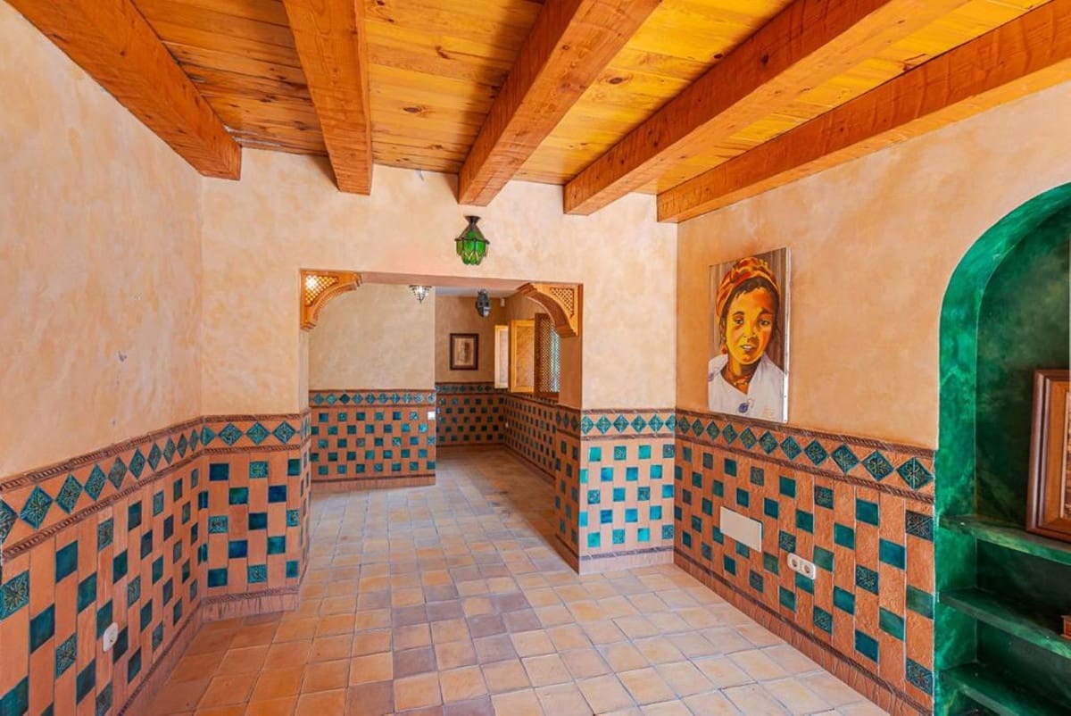 5 bedroom Villa for sale in Estepona with pool - € 1,750,000 (Ref: 9077150)