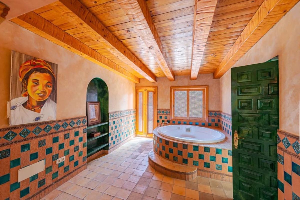 5 bedroom Villa for sale in Estepona with pool - € 1,750,000 (Ref: 9077150)