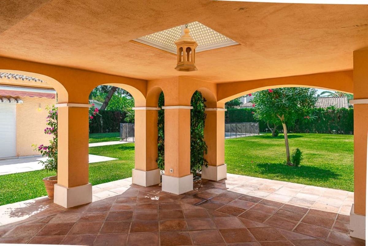 5 bedroom Villa for sale in Estepona with pool - € 1,750,000 (Ref: 9077150)