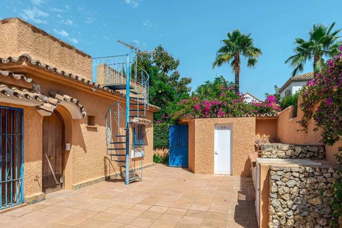 5 bedroom Villa for sale in Estepona with pool - € 1,750,000 (Ref: 9077150)