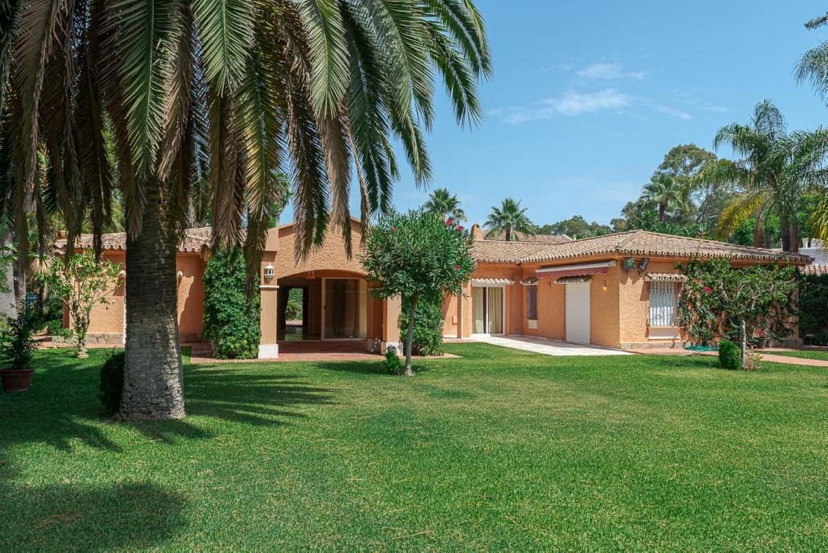 5 bedroom Villa for sale in Estepona with pool - € 1,750,000 (Ref: 9077150)