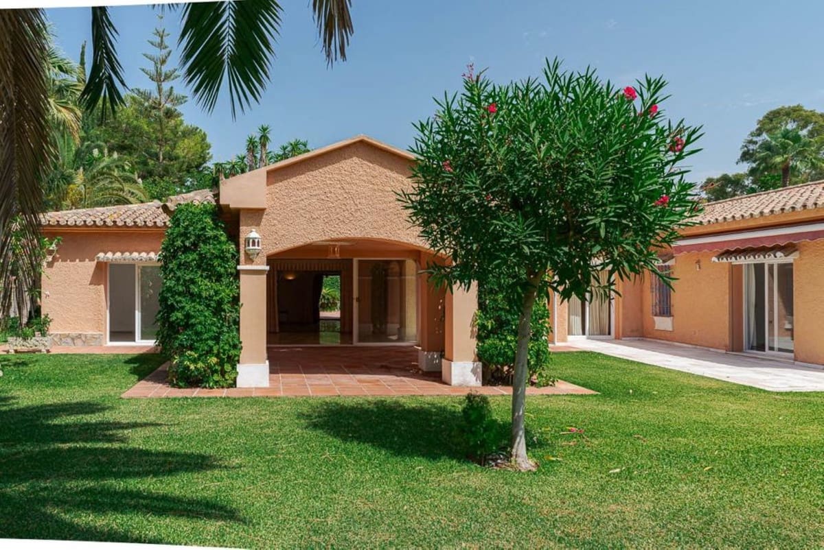 5 bedroom Villa for sale in Estepona with pool - € 1,750,000 (Ref: 9077150)