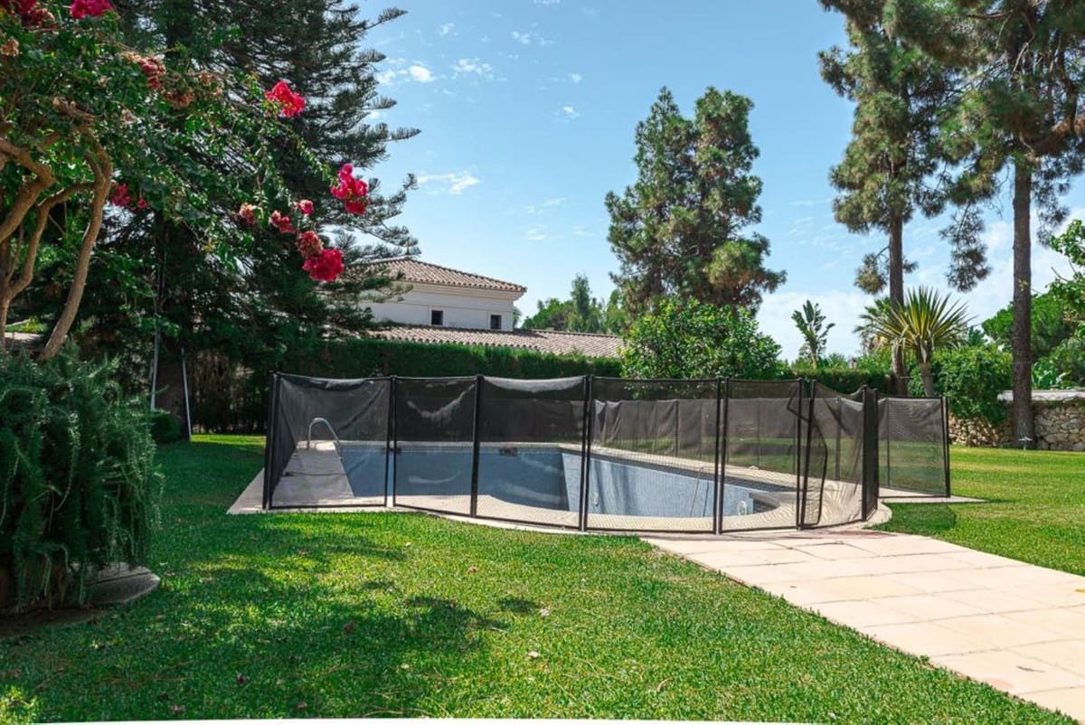 5 bedroom Villa for sale in Estepona with pool - € 1,750,000 (Ref: 9077150)