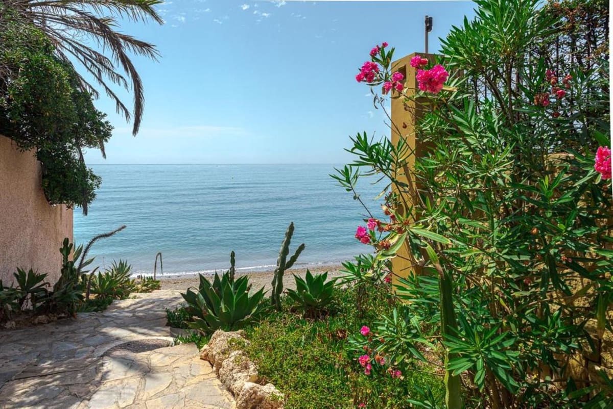 5 bedroom Villa for sale in Estepona with pool - € 1,750,000 (Ref: 9077150)