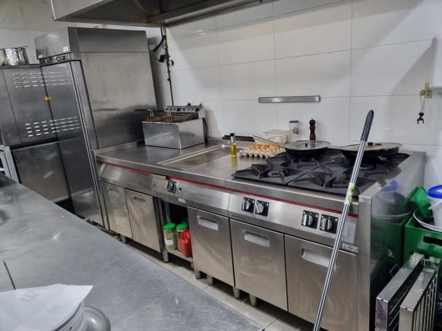 Erhverv til salg i Marbella med garage - € 350.000 (Ref: 9077153)