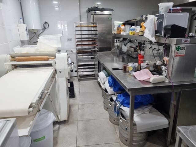 Erhverv til salg i Marbella med garage - € 350.000 (Ref: 9077153)