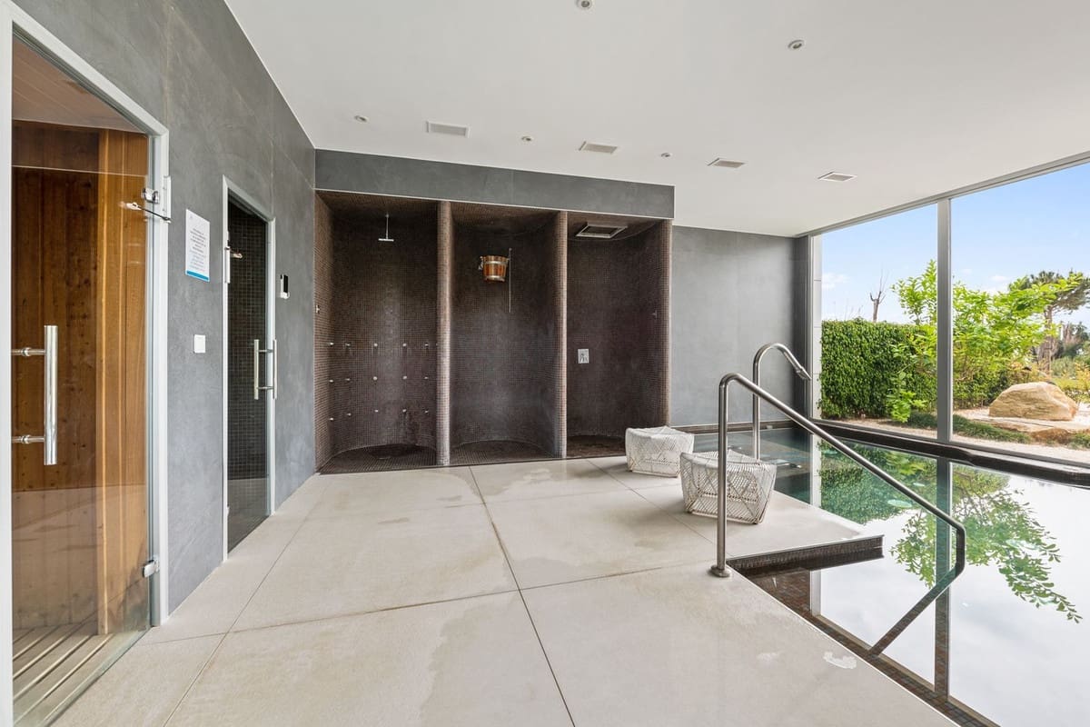 3 bedroom Apartment for sale in Estepona with pool garage - € 995,000 (Ref: 9077156)