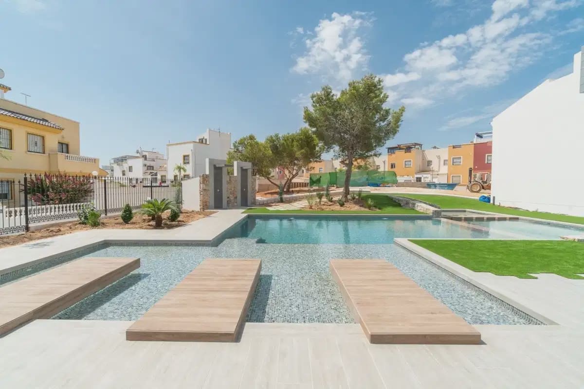 3 bedroom Bungalow for sale in Torrevieja with pool garage - € 350,000 (Ref: 10043418)