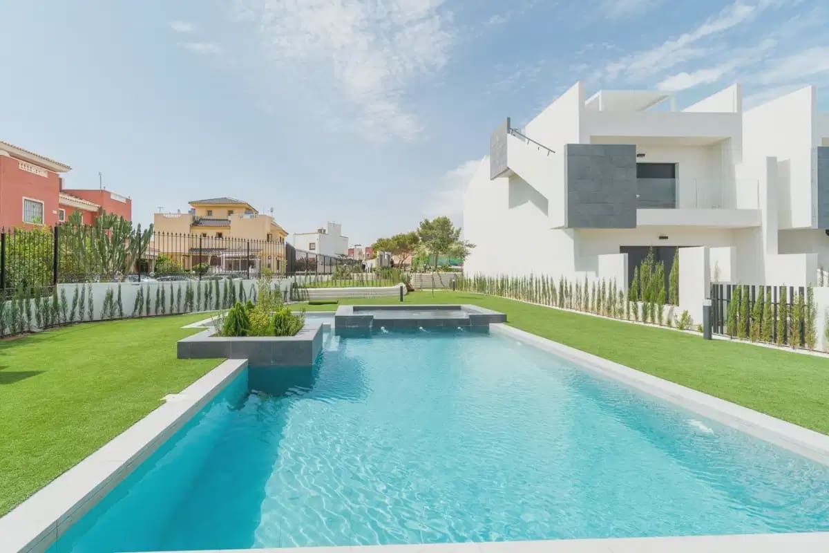 3 bedroom Bungalow for sale in Torrevieja with pool garage - € 350,000 (Ref: 10043418)