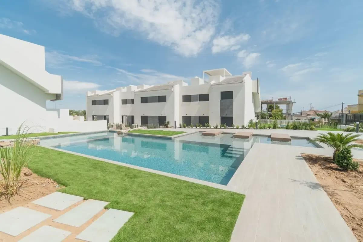 3 bedroom Bungalow for sale in Torrevieja with pool garage - € 350,000 (Ref: 10043418)