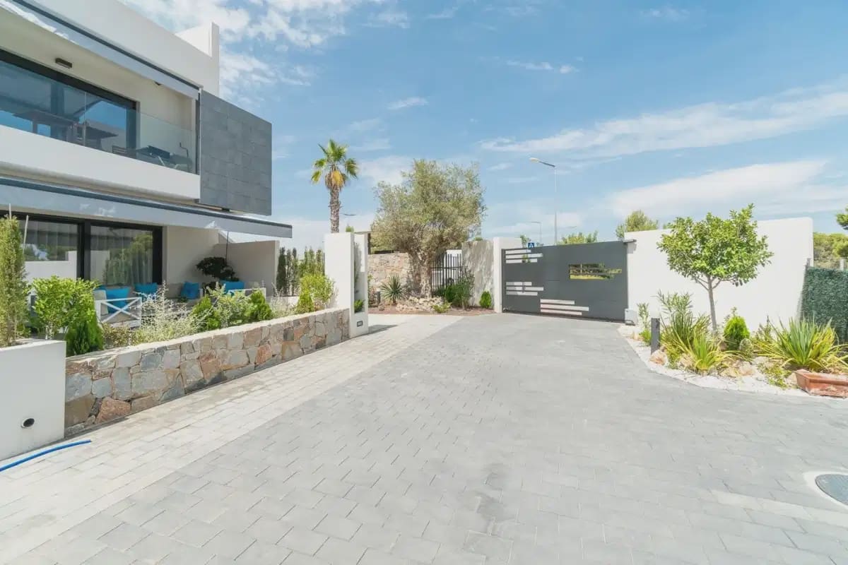 3 bedroom Bungalow for sale in Torrevieja with pool garage - € 350,000 (Ref: 10043418)