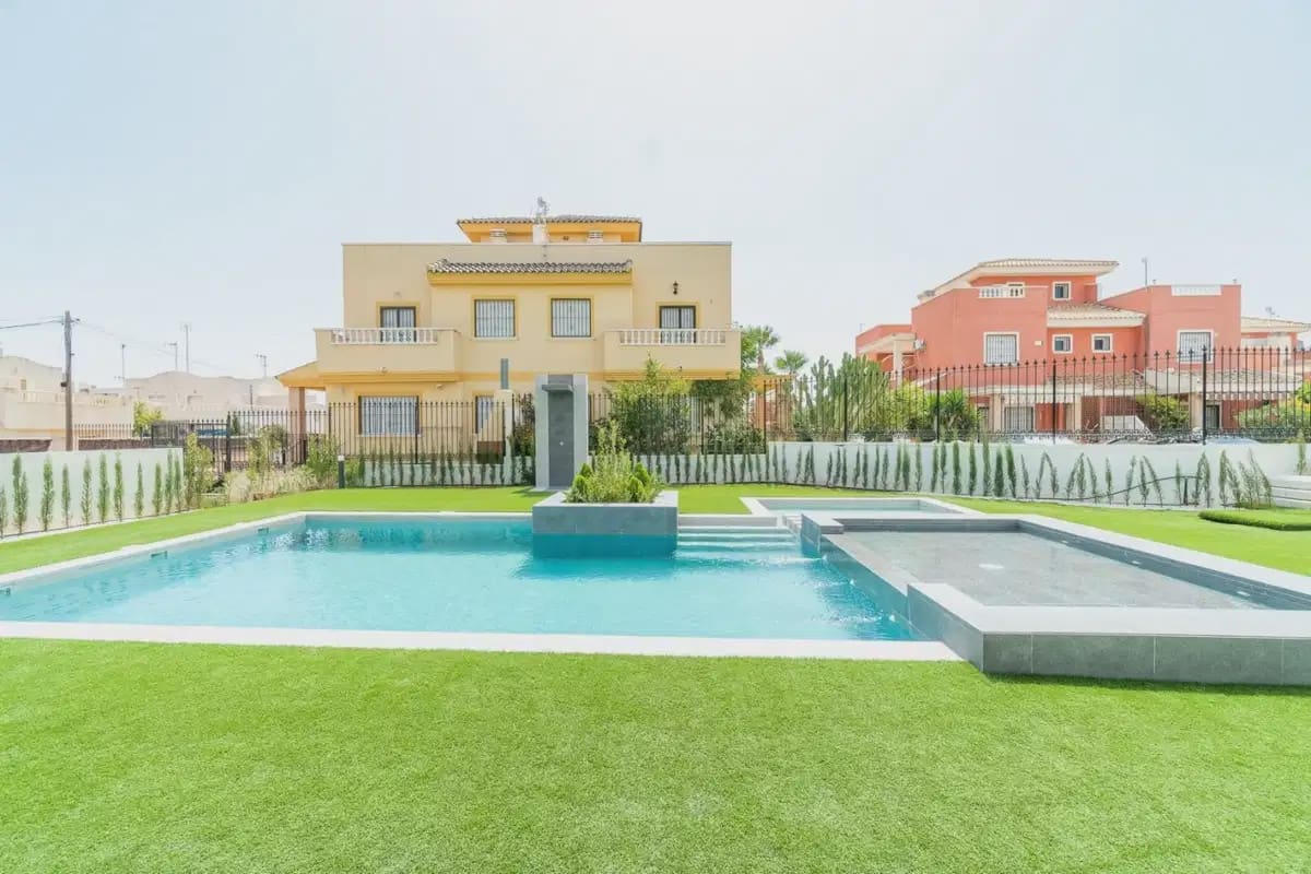 3 bedroom Bungalow for sale in Torrevieja with pool garage - € 350,000 (Ref: 10043418)