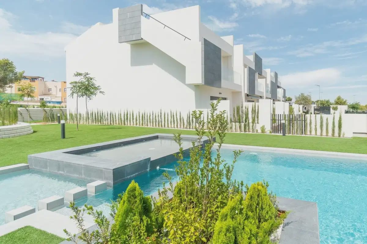 3 bedroom Bungalow for sale in Torrevieja with pool garage - € 350,000 (Ref: 10043418)