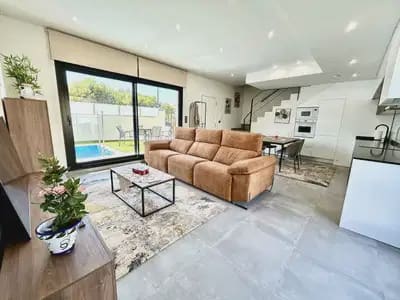 2 sovrum Villa till salu i Villamartin, Orihuela med garage - 425 000 € (Ref: 10046734)