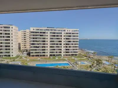 2 soveværelse Strandlejlighed til salg i Punta Prima med swimmingpool - € 489.000 (Ref: 10049786)