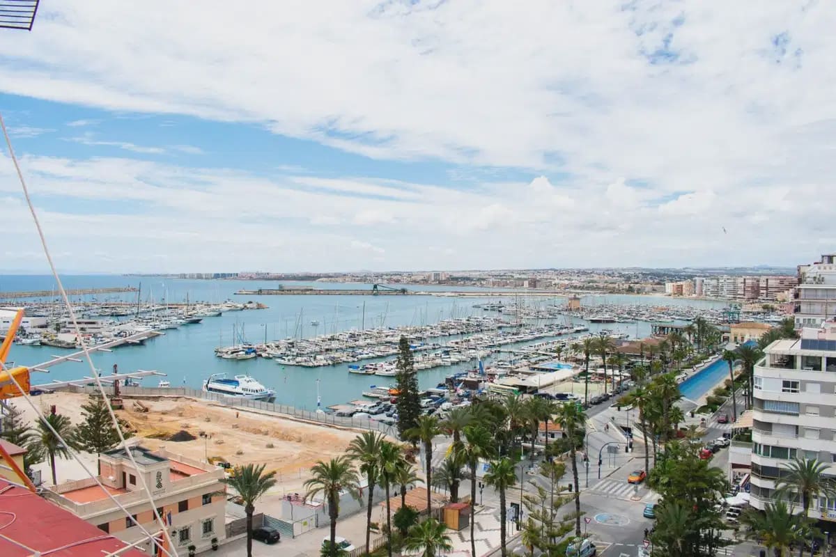 2 makuuhuone Ranta-asunto myytävänä paikassa Torrevieja - 480 000 € (Ref: 10049789)