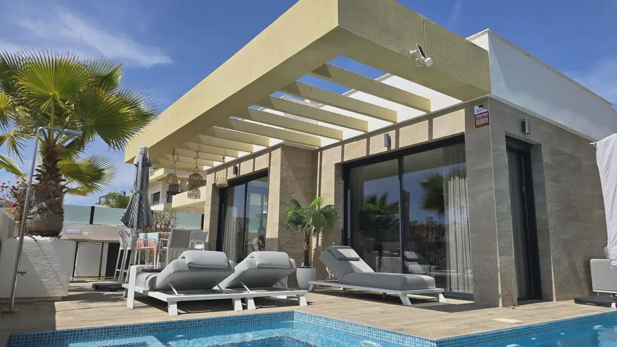 3 bedroom Villa for sale in Los Montesinos with pool - € 520,000 (Ref: 10050638)