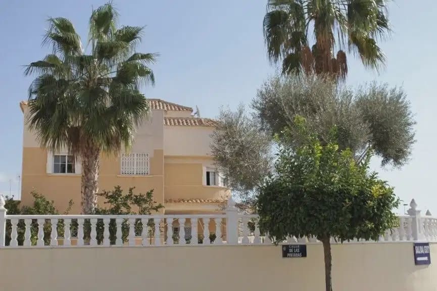 6 bedroom Villa for sale in La Siesta with pool - € 539,000 (Ref: 10050659)