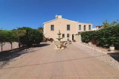 4 bedroom Villa for sale in Albatera with garage - € 320,000 (Ref: 10064994)