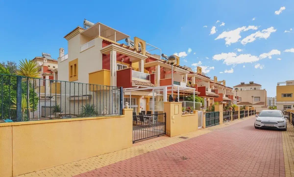 3 quarto Casa em Banda para venda em Villamartin com piscina - 345 000 € (Ref: 10072930)